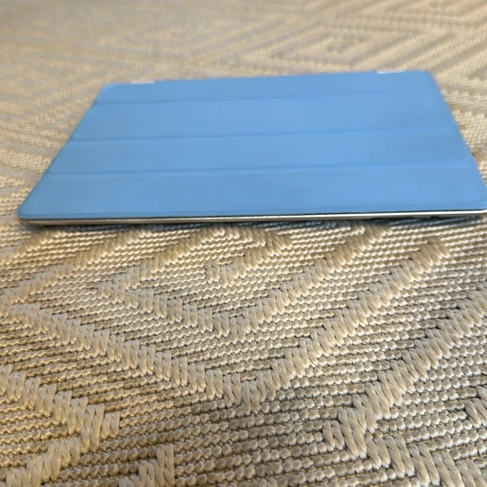iPad 2nd gen - 16GB- with blue magnetic Apple ScreenProtector/ Cover
